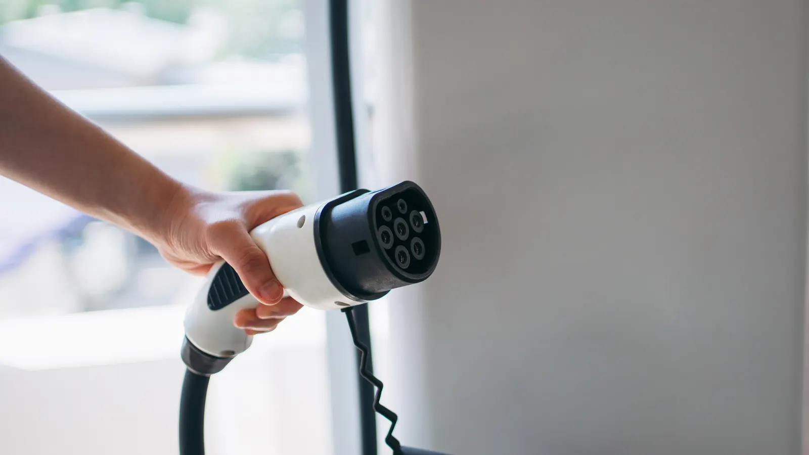 Instalación de cargador para vehículo eléctrico en Manizales
